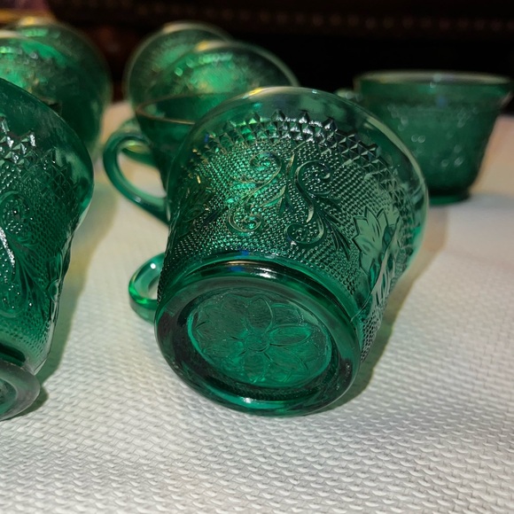 Vintage Tiara Emerald Pressed Glass Small Teacups - Picture 13 of 15